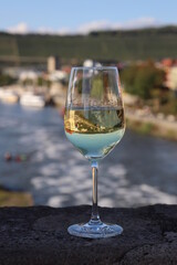 Weinglas Glas mit Weißwein Nahaufnahme Brückenausschank auf der Alte Mainbrücke in Würzburg mit...