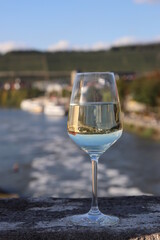 Wein im Glas Weinglas weiß rose Spritz mit Pfefferminze Federweßer Ausschank in Würzburg auf der Alte Mainbrücke im Sommer