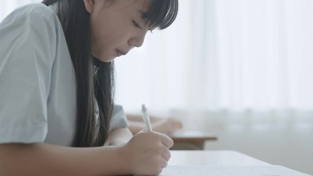 テストをする学生