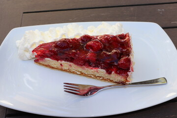 einfacher Himbeerkuchen einfache Himbeertorte mit Sahne auf einem Teller serviert in einem Kaffee