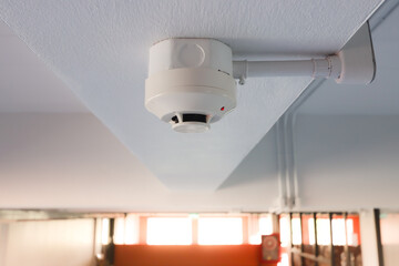 Smoke detector setting on the ceiling.