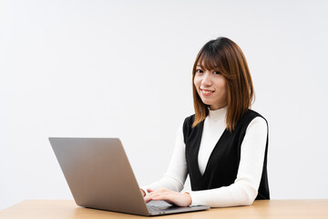 ノートパソコンで仕事をする女性