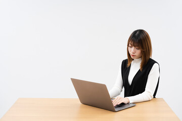 ノートパソコンで仕事をする女性