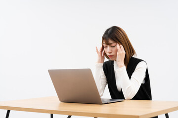 ノートパソコンで仕事をする女性