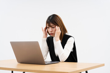 ノートパソコンで仕事をする女性