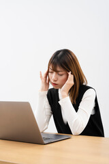 ノートパソコンで仕事をする女性