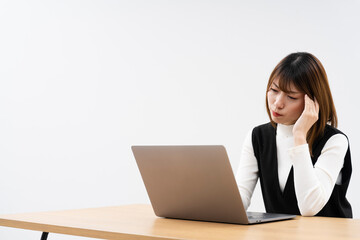 ノートパソコンで仕事をする女性