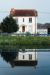 Le reflet d'une maison traditionnelle française en Bourgogne Saône et Loire. Maison en bord de...