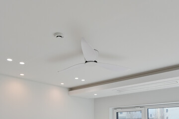 The white ceiling fan ceiling wallpaper is also white, so it's a design that doesn't stand out