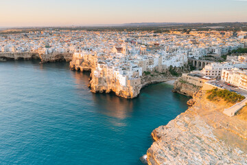 Vista aerea di Polignano a mare al tramonto in provincia di Bari in Puglia. Un paese sul mare un...
