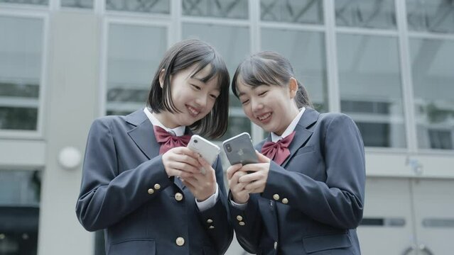 スマホを見る学生