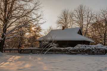 zimowy spacer zima wieś śnieżna mroźna zima boże narodzenie słońce promienie 