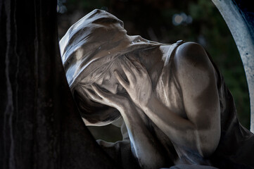 Statua, scultura. Ritratto, primo piano di una donna presa in un cimitero monumentale.