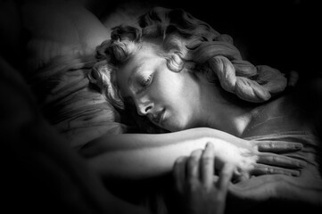 Statua, scultura. Ritratto, primo piano di una donna presa in un cimitero monumentale.