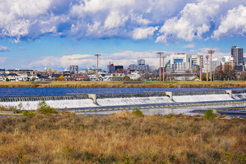 Obraz premium 多摩川に築かれた取水用ダム 二ヶ領上河原堰堤