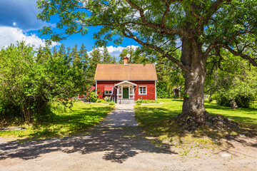 Rotes Holzhaus bei Vimmerby in Schweden - 555359245
