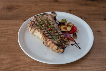 Chuletón de cerdo a la parrilla con verduras