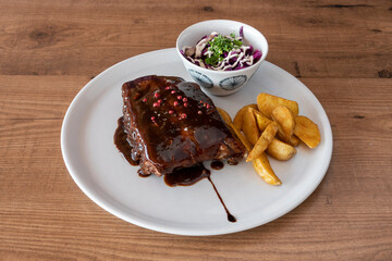 Costilla a la barbacoa con salsa