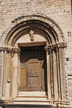 Cingoli, il portale della Chiesa di San Francesco - Marche