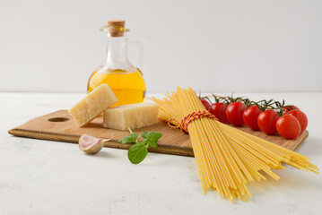 Raw spaghetti with cherry tomatoes, Camembert cheese, oil and garlic