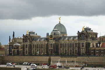 Blick zur ehemals königlichen Kunstakademie in Dresden