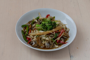 Wok de verduras. Comida oriental. 