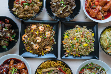 Mesa con diferentes platos de comida. Banquete de comida Oriental