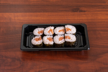 Maki de Salmón. comida Oriental. 