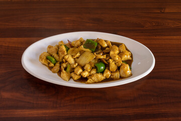 Pollo con salsa Curry. Comida oriental