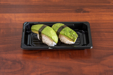 Plato de sushi con aguacate. Comida oriental
