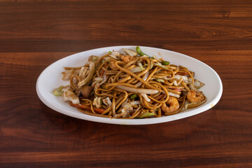 Tallerines con gambas, comida oriental