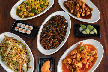 Mesa con diferentes platos de comida. Banquete de comida Oriental
