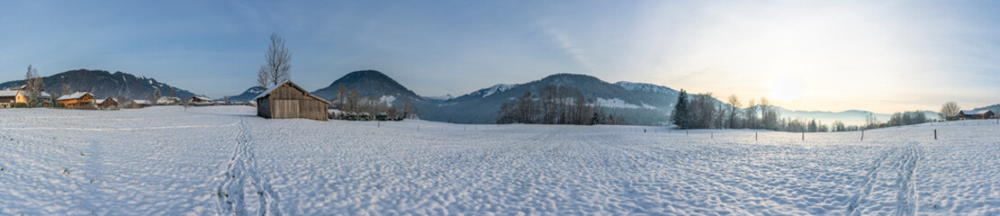 Panorama von Hittisau, mit einem Holzstadel auf der verschneiten Wiese