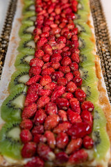 Puff pastry with wild strawberries and kiwi