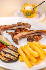 Costillas de cordero fritas con verduras