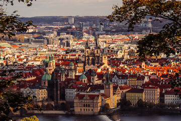 Vista de Praga al atardecer, República Checa desde la colina Petrin. Rio Vltava y puente de Carlos...