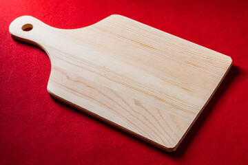 【冬】赤色の布の上の木製のまな板　合成素材