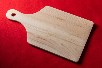 【冬】赤色の布の上の木製のまな板　合成素材	