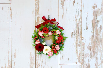 手作りのクリスマスリース　生花を使ったクリスマスリース　リースデザイナーのフラワーアレンジメント