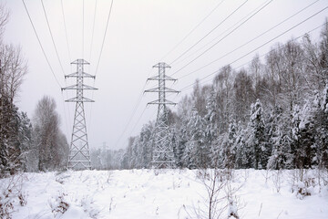 Słup energetyczny w zimowej scenerii 