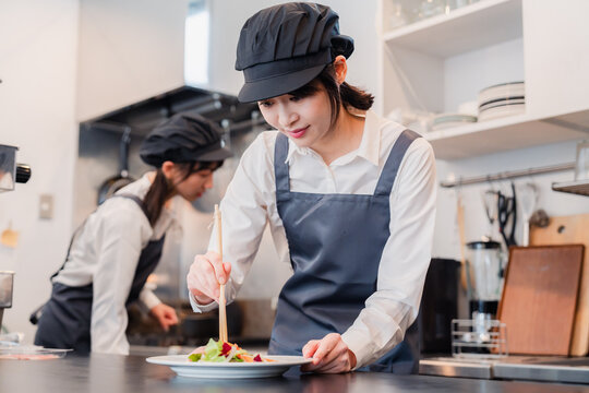 レストランのキッチンで働く2人の女性スタッフ