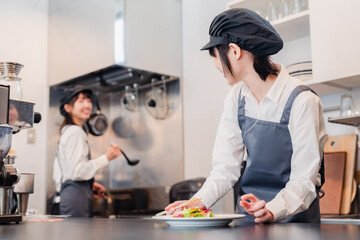 レストランのキッチンで働く2人の女性スタッフ