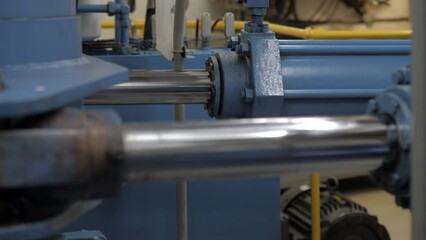 Pistons of hydraulic steering gear moves rudder arm