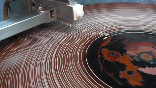 Chef at an oriental food stall in the market making Middle-Eastern Delicious traditional dessert kadayif kunefe with pistachios. Turkish dessert kadayif kunefe.
