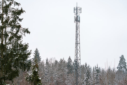 Mobilfunkstation mit Schnee und Eis