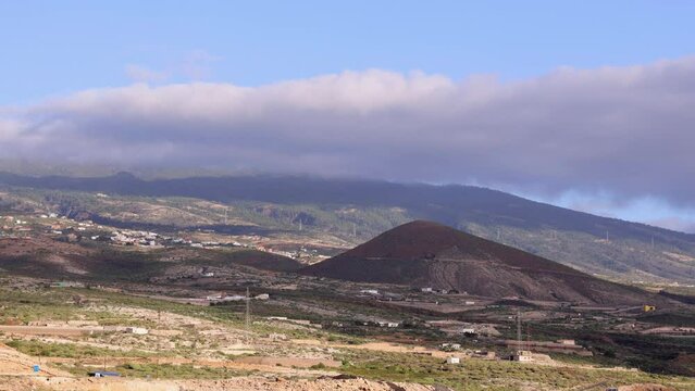 Timelapse volcan extinto y nubes cerca de autopista