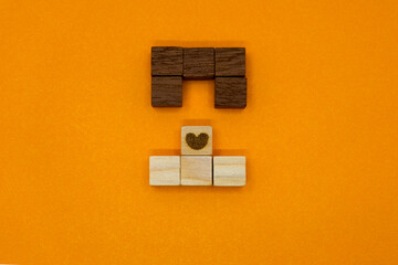 色の違うウッドキューブのパーツの片方にハートがある合わせる前のオレンジの背景