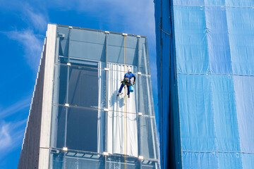 高層ビルの窓ガラスを磨く清掃員 © yu_photo
