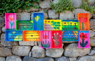 bunt angemalte Holzkisten 