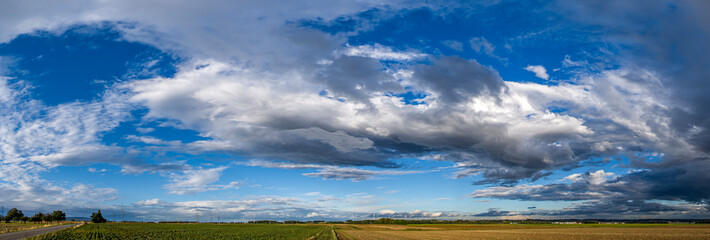Zerzauste Schichtwolken am Himmel in einer Panoramaaufnahme